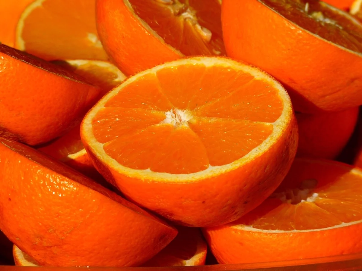 Kräftige, frische Orangenscheiben, hoch aufgestapelt, perfekt zum Naschen und zum Verfeinern von Rezepten mit Zitrusgeschmack.